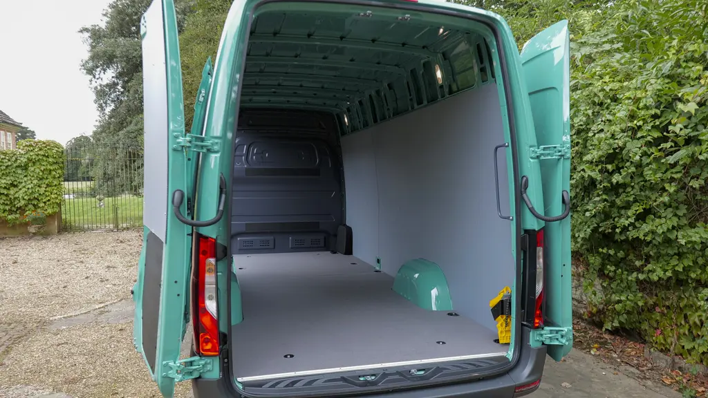 Mercedes-Benz Sprinter E 314 L2 Electric RWD 100KW 81KWH PRO Chassis CAB Auto