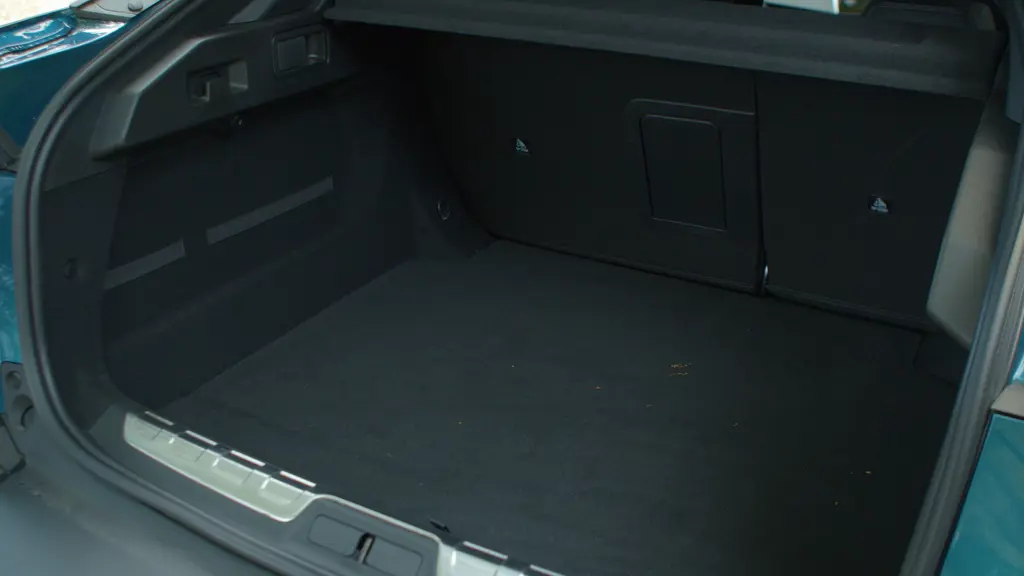 Peugeot 408 1.2 Hybrid 136 Allure 5dr e-DSC6