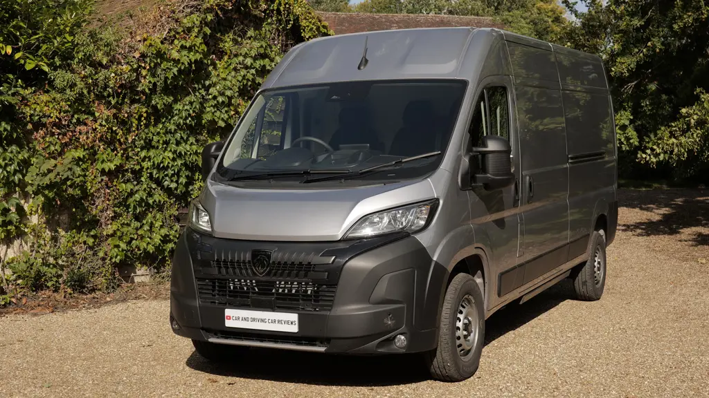 Peugeot Boxer 435 Heavy L3 Diesel 2.2 Bluehdi 140 Crew CAB Dropside Professional