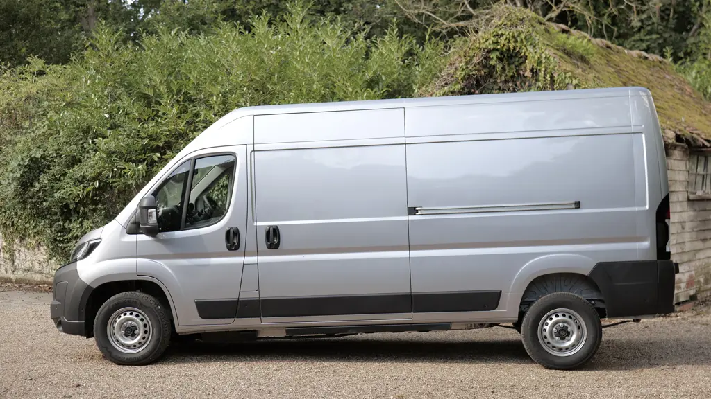 Peugeot Boxer 435 Heavy L3 Diesel 2.2 Bluehdi 140 Crew CAB Dropside Professional