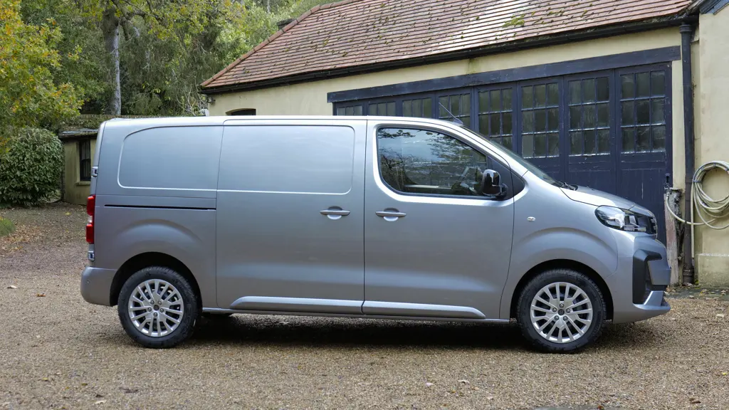 Peugeot Expert L1 Diesel 2.2 Bluehdi 150 Professional Crew Van