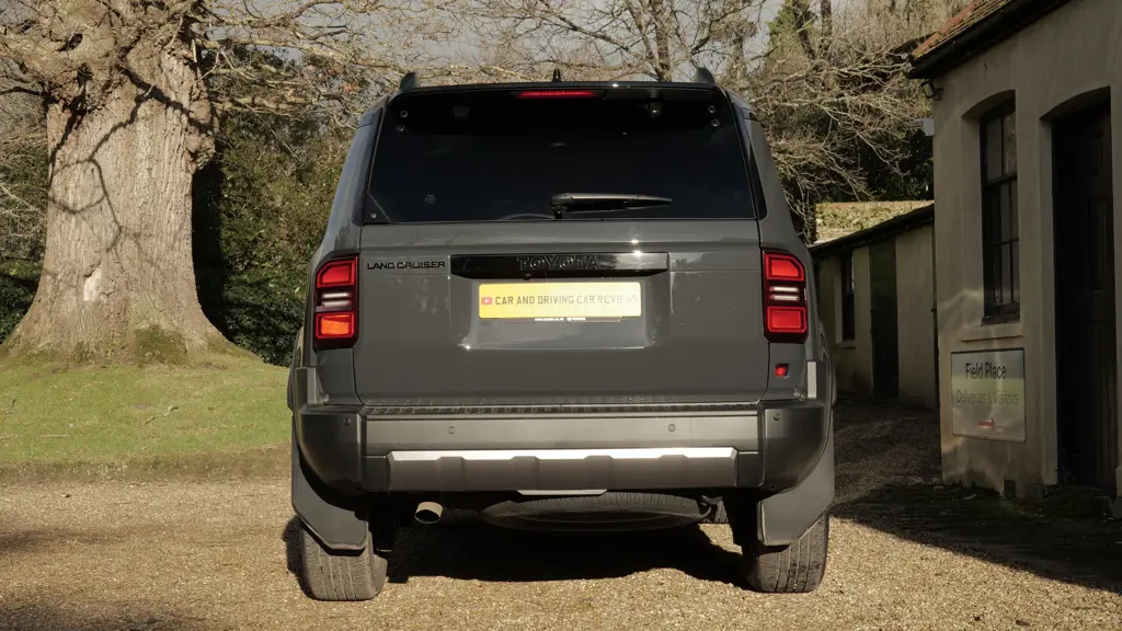 Toyota Land Cruiser 2.8 D-4D 204 Invincible 5dr Auto 7 Seat