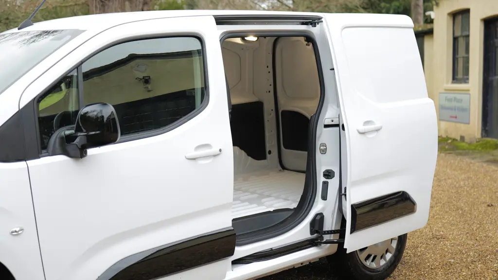 Vauxhall Combo Cargo XL Electric 100KW Prime 52KWH H1 Crew Van Auto