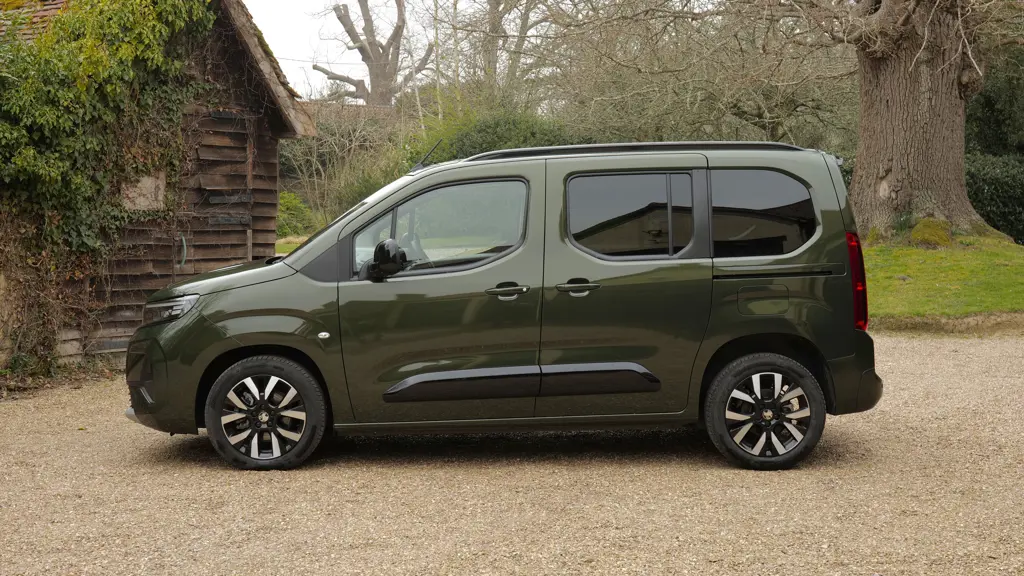 Vauxhall Combo Life 100kW Design 52kWh 5dr Auto