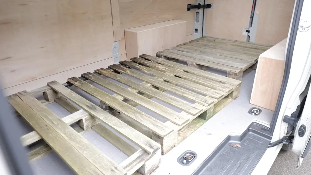 Volkswagen Crafter CR35 LWB Diesel FWD 2.0 TDI 140PS Commerce ETG Luton Tail Lift Auto