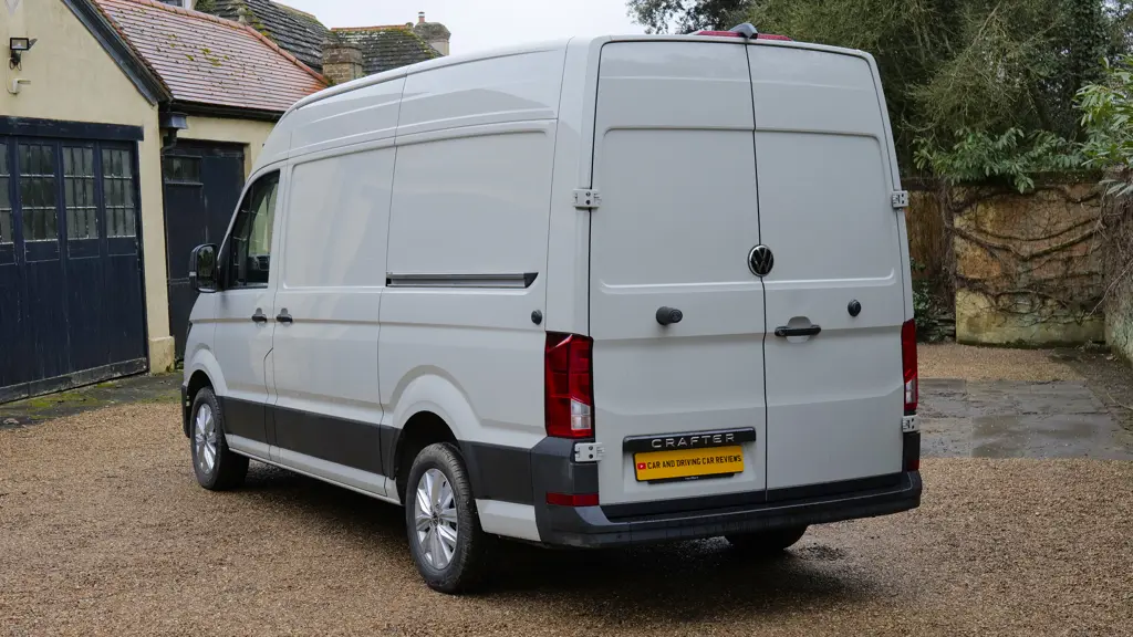 Volkswagen Crafter CR35 LWB Diesel FWD 2.0 TDI 140PS Commerce ETG Luton Tail Lift Auto