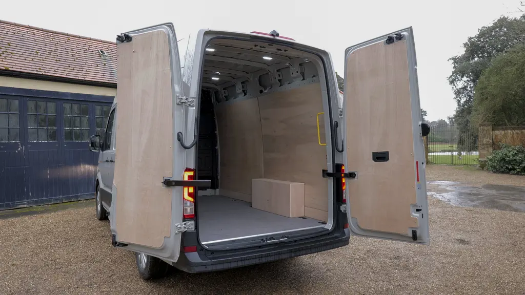 Volkswagen Crafter CR35 LWB Diesel FWD 2.0 TDI 140PS Commerce ETG Luton Tail Lift Auto