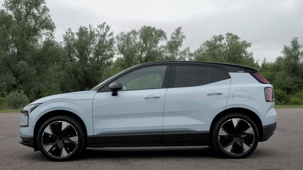 Volvo EX30 200kW SM Extended Range Plus 69kWh 5dr Auto