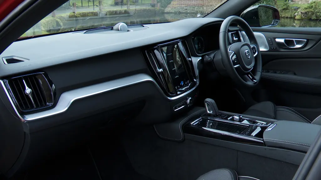 Volvo V60 2.0 T6 350 PHEV Plus Dark 5dr AWD Auto